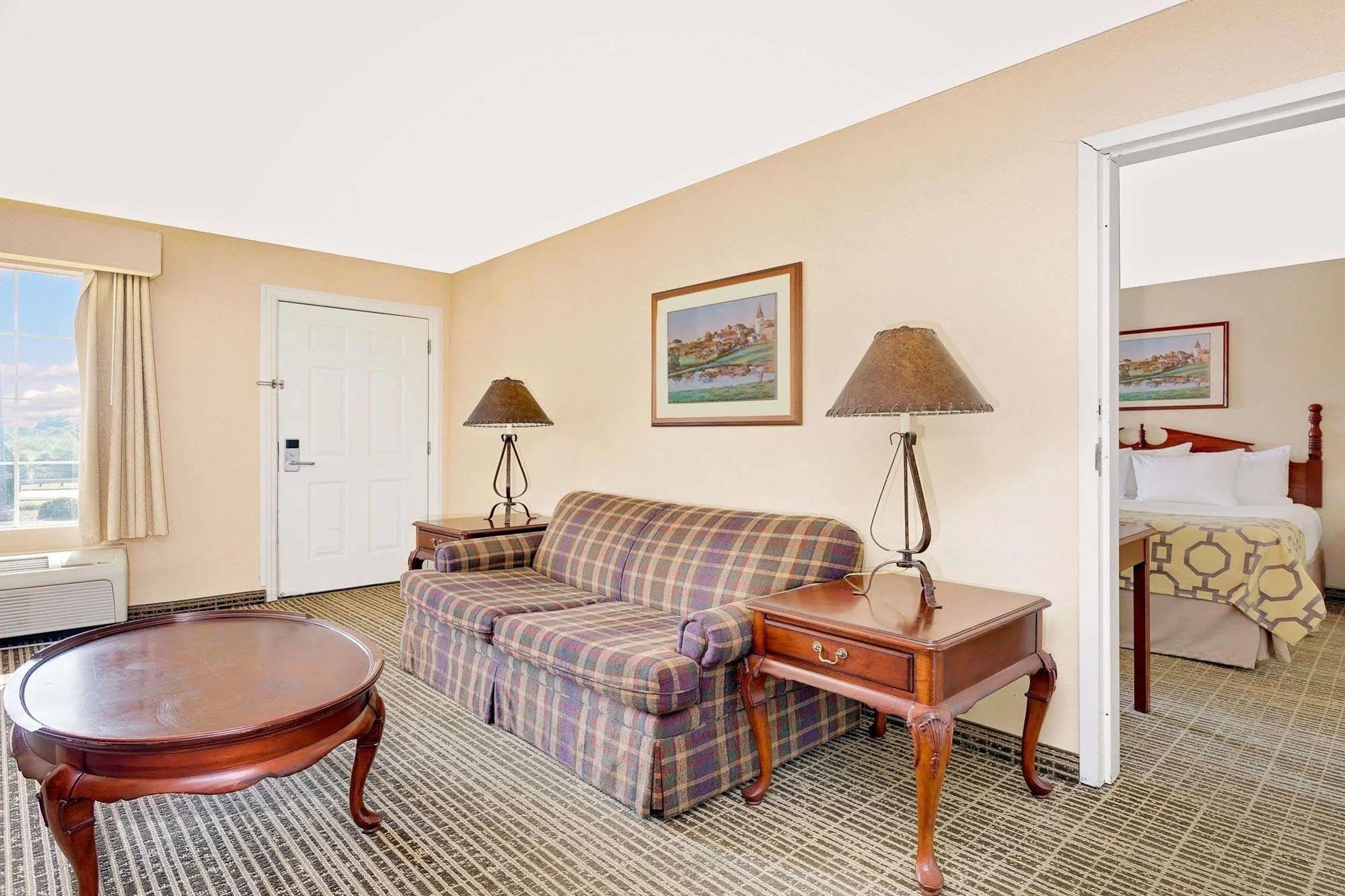 Baymont By Wyndham Cleveland Motel Eksteriør bilde